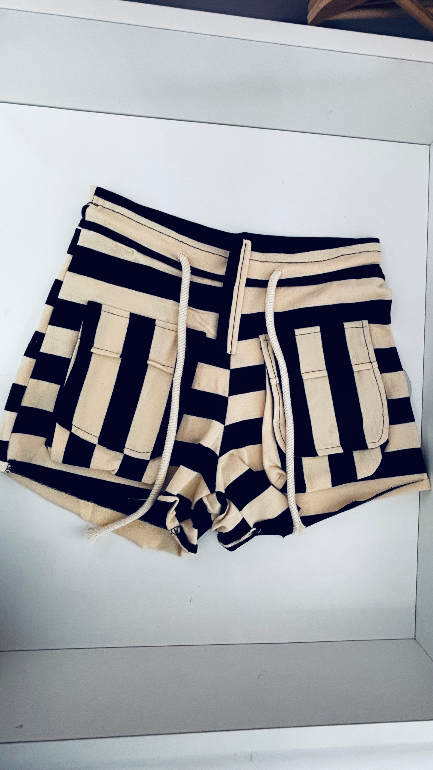 Cream/black stripe short